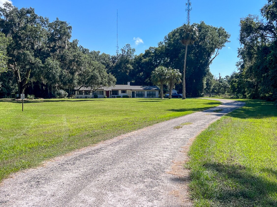 Foto principal - 3BR/2BA on 2 Acres in Micanopy