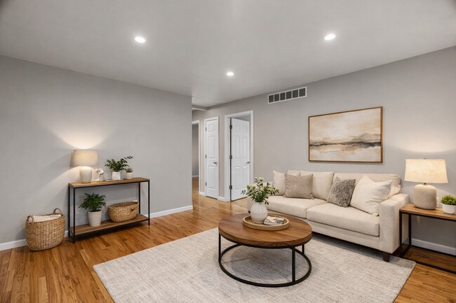 Foto del edificio - Stunning Brick Duplex with private partially finished basement in Kirkwood