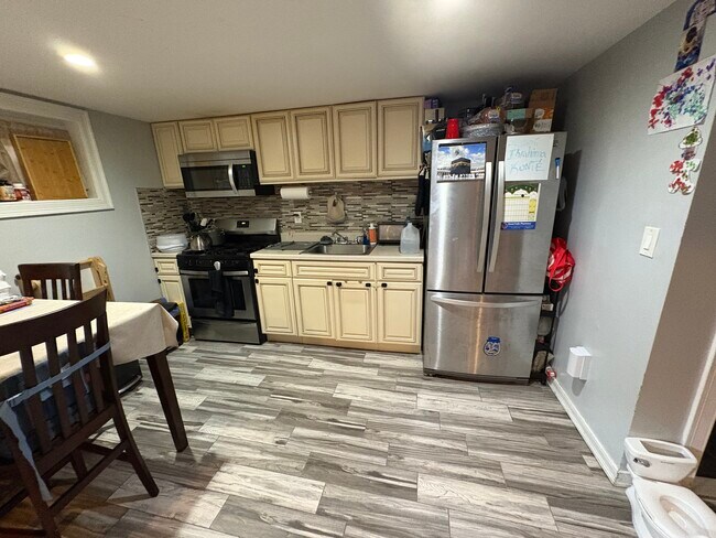 Kitchen - 16049 122nd Ave