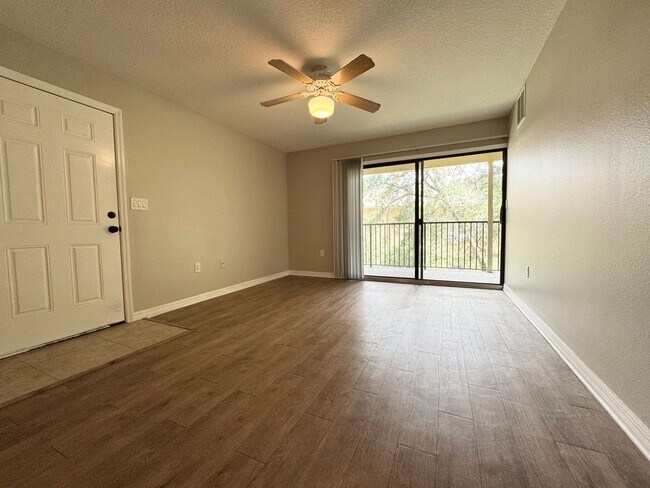 Foto del edificio - Lovely Winter Springs Condo ~ Vinyl Plank Flooring and Large Screened Patio!