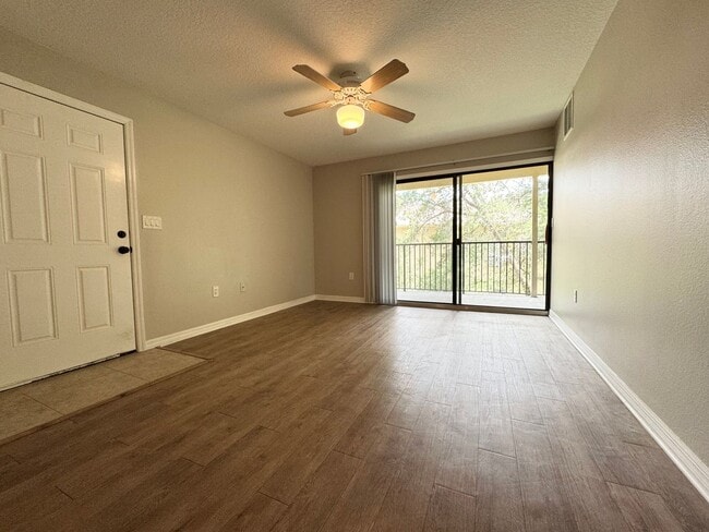 Building Photo - Lovely Winter Springs Condo ~ Vinyl Plank Flooring and Large Screened Patio!
