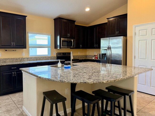 Building Photo - 5997 Ridge Lake Cir