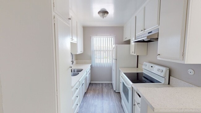 Interior Photo - 826 Osage