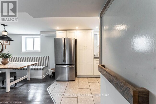 Building Photo - 14 Yorkdale Crescent