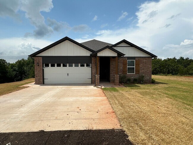 Foto del edificio - Open Floor Plan 4 Bed 2 Bath Home in Newalla on 1.31 Acre Lot!