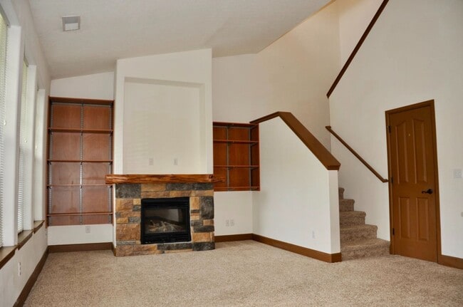 Building Photo - 3 bed 2.5 bath Townhome with A/C & gas fireplace