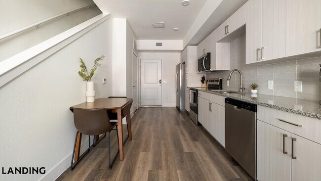 Foto del edificio - 6525 Ed Bluestein Blvd