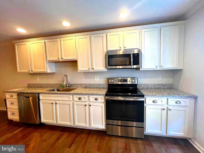 Building Photo - 1221 Kirby Cir
