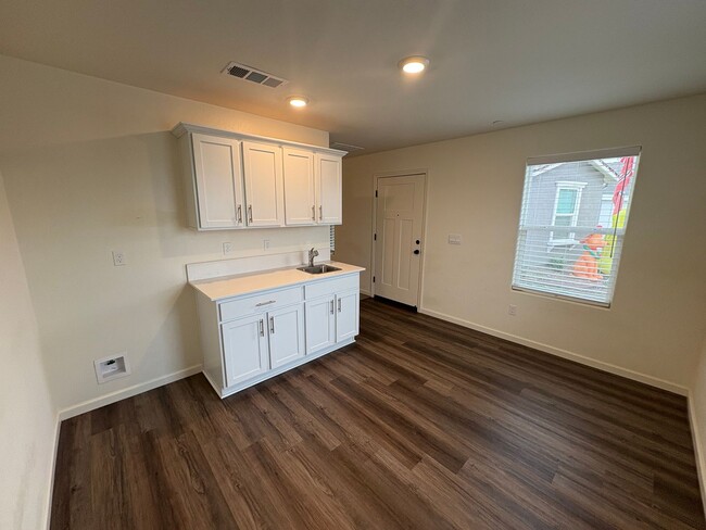 Building Photo - Beautiful 5 Bedroom Home in Tulare Availab...