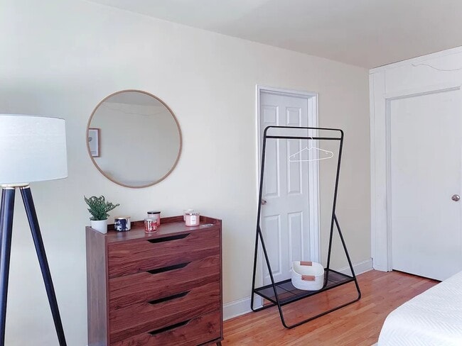 Building Photo - Furnished room/NOT APARTMENT