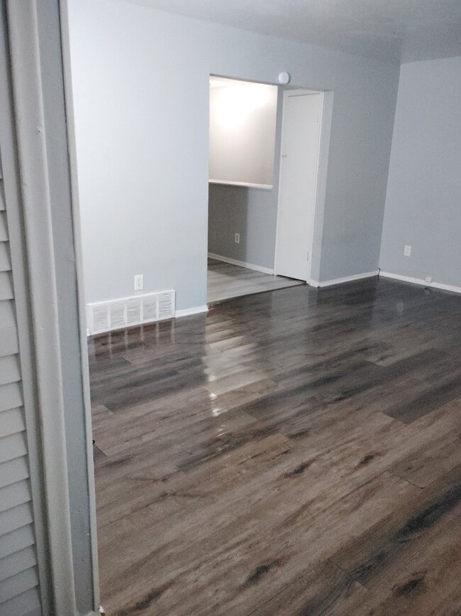 Building Photo - 5914 Cloverlawn Dr