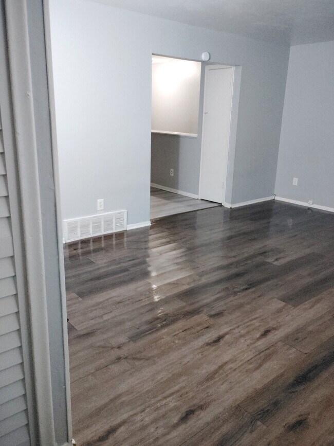 Foto del edificio - 5914 Cloverlawn Dr