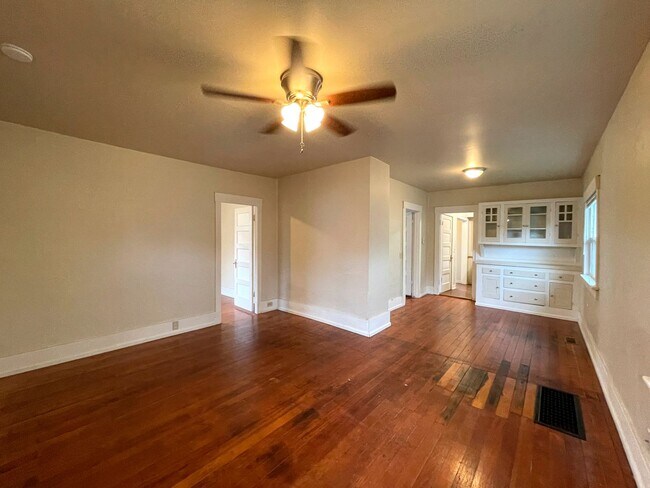 Building Photo - Cozy Bungalow in North Portland with Fence...