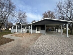 Building Photo - 804 N Oak St