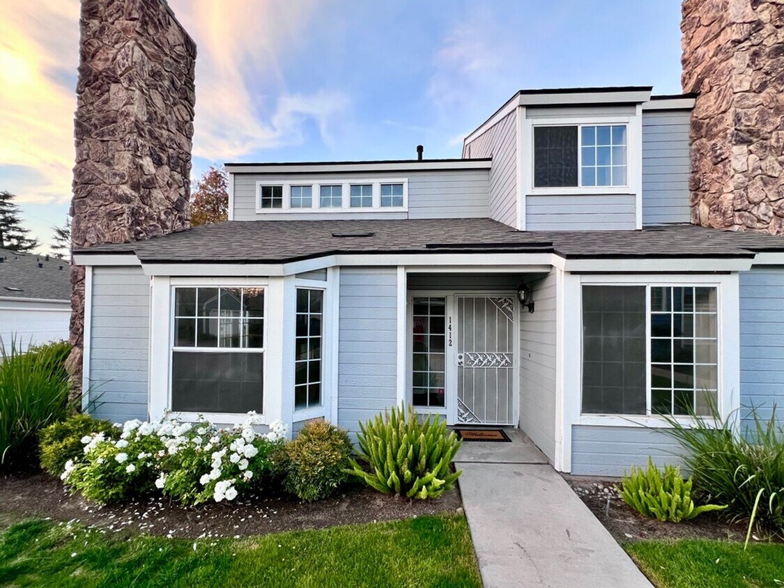 Foto principal - $2,295 Villa & Barstow, 3 Bedroom Condo - ...