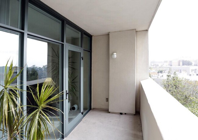 Foto del edificio - 8775 Costa Verde Blvd