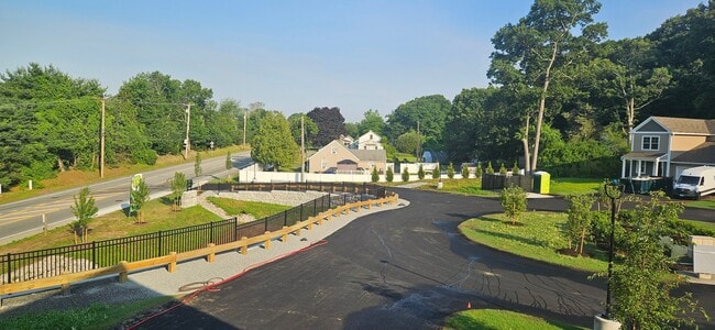 Building Photo - 719 Putnam Pike