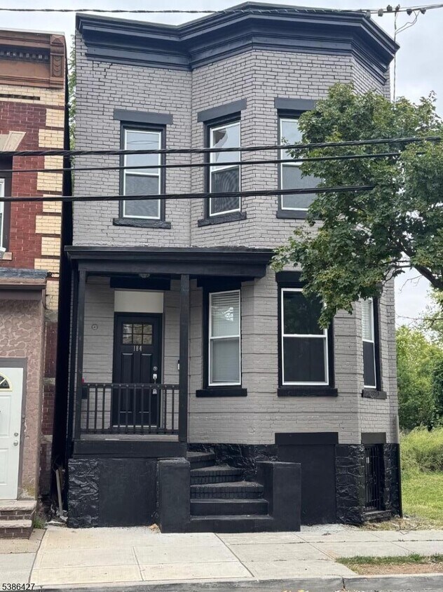 Primary Photo - 184 Hickory St