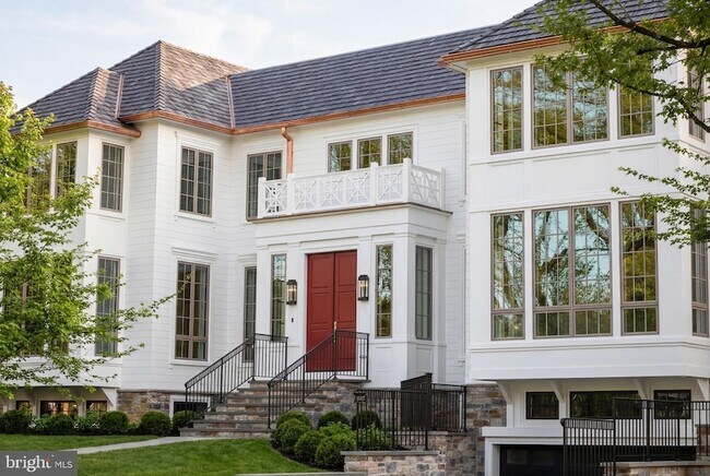 Foto del edificio - 5042 Overlook Rd NW