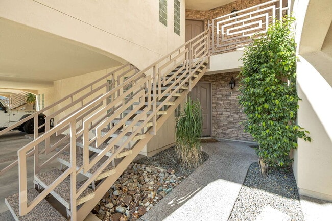 Foto del edificio - Camelback Corridor Condo now available!