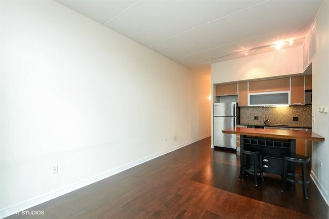 Building Photo - 332 N Desplaines St
