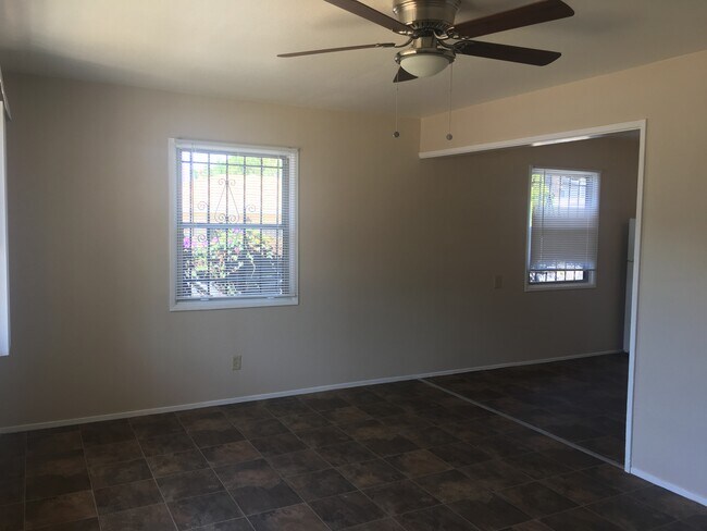 Foto del edificio - 1449 E 1st St