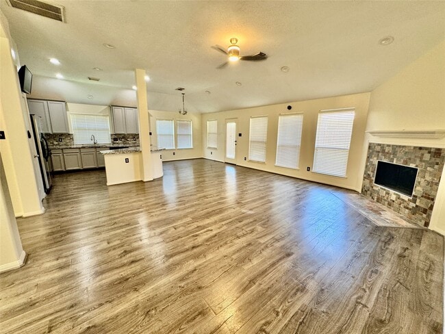 Foto del edificio - 7617 Waterlilly Ln