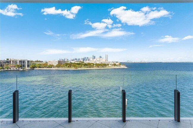 Foto del edificio - 5 Grove Isle Dr