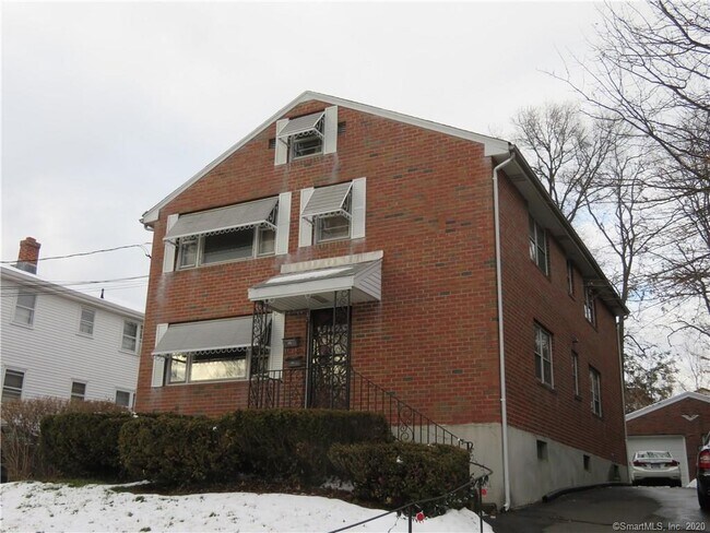 Building Photo - 121 Pinehurst Ave