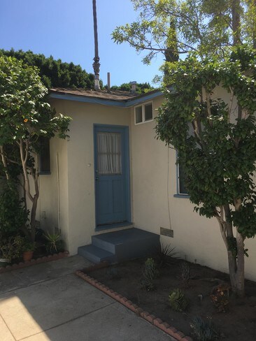 Puerta trasera Apartamento B - 2411 Oak St