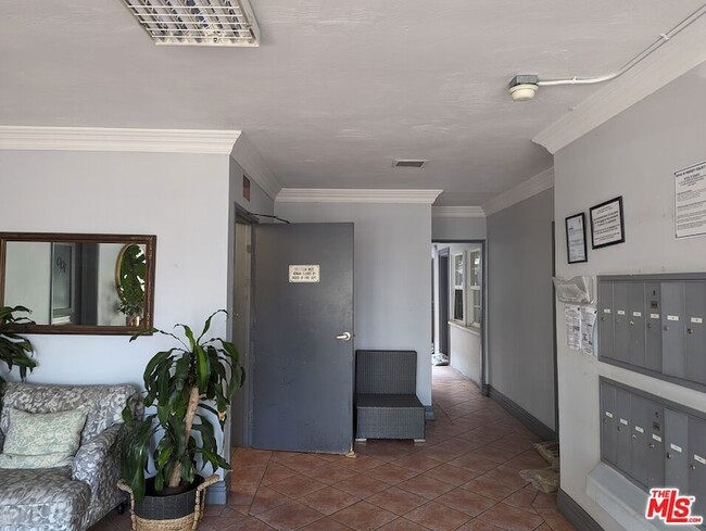 Foto del edificio - 615 N Rossmore Ave