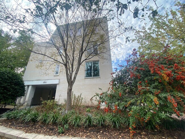 Foto del edificio - A charming one bedroom, one bath apartment...