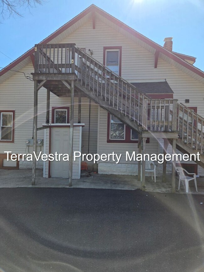 Foto del edificio - Now Showing for 2026-2027 School Year! College Rental 6 Bed 2 Kitchens