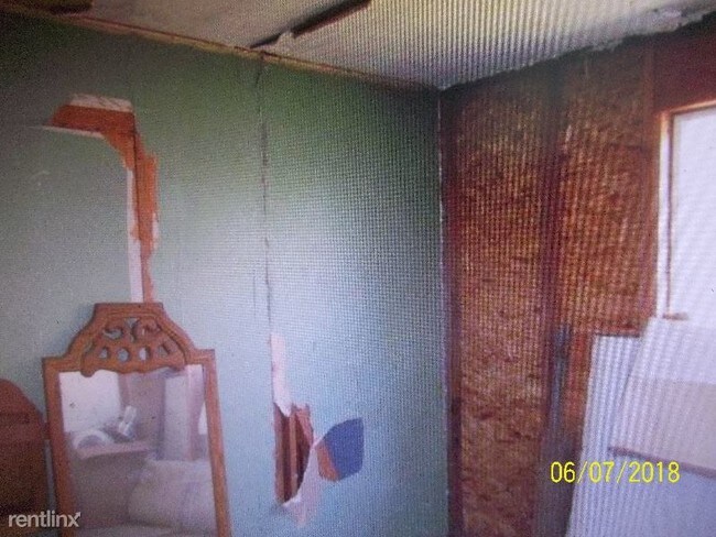 Building Photo - 2 br, 1 bath House - 3107 diamond st.