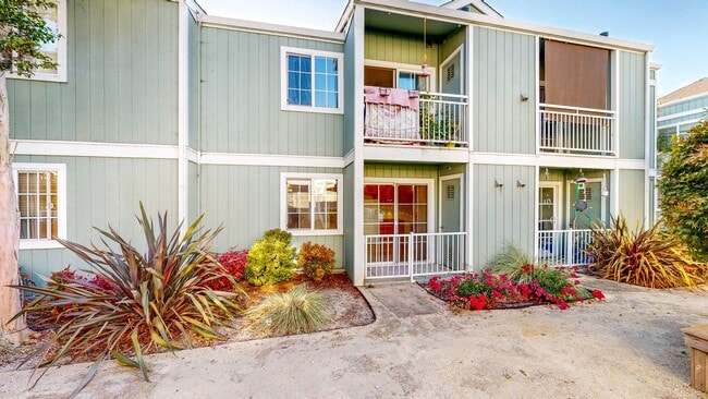 Building Photo - Bright first floor 2 bedroom with washer &...
