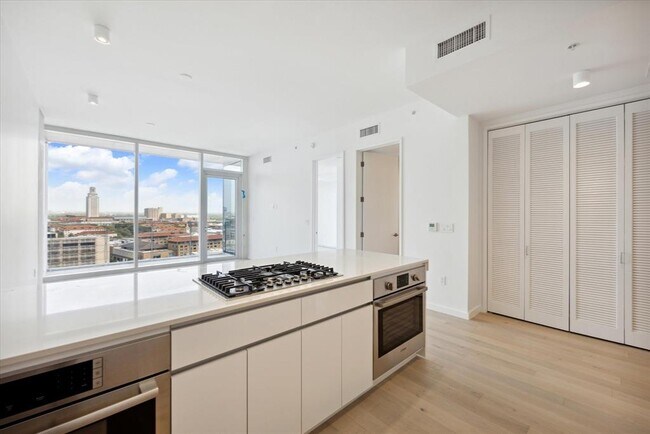 Foto del edificio - 313 W 17th St