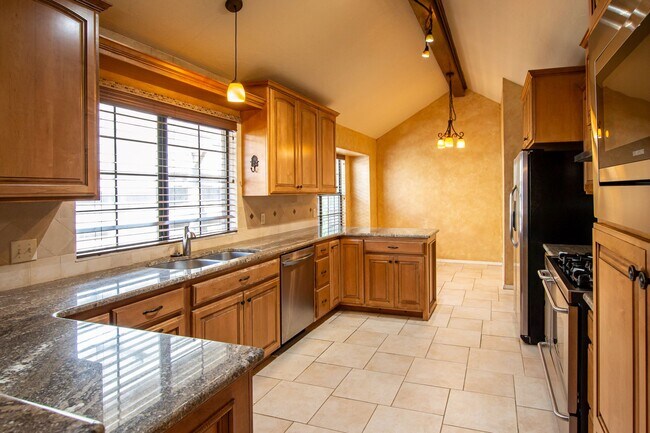 Building Photo - Spacious 4-Bedroom / 2-Bathroom Home with Modern Amenities in Edmond!