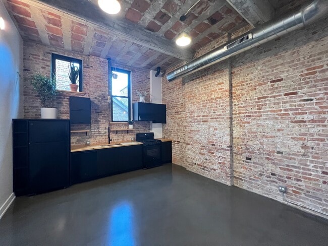 Building Photo - 1702 W 19th St
