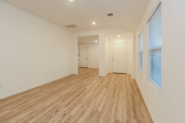 Building Photo - 1614 Oleander Grns Dr