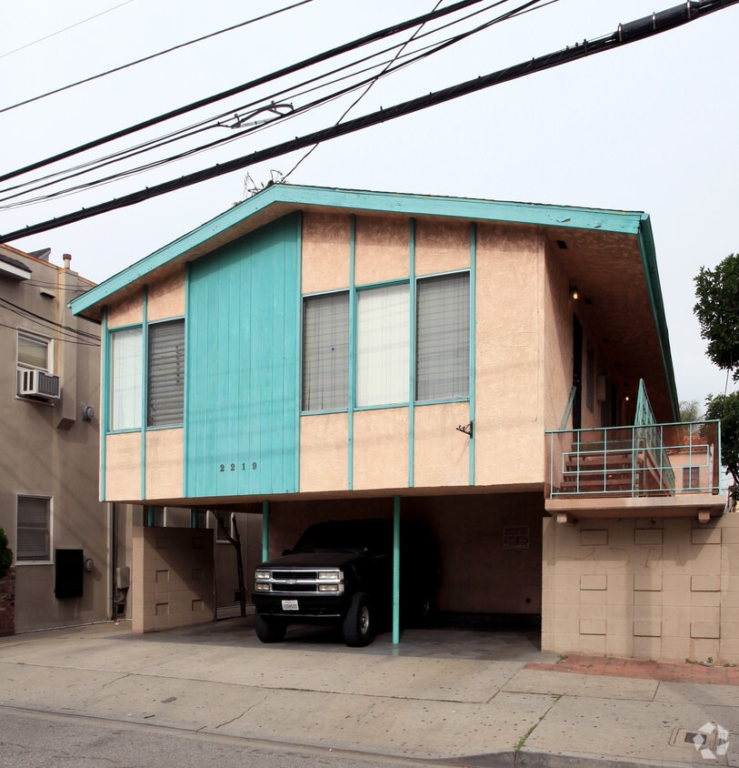 Building Photo - 2219 E 10th St