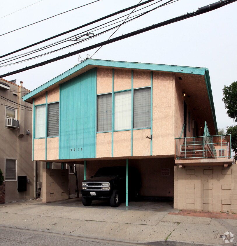 Foto del edificio - 2219 E 10th St