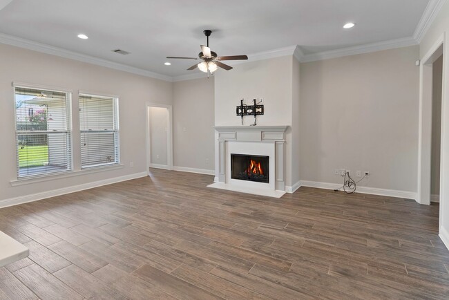 Building Photo - 3 Bedroom House Available NOW