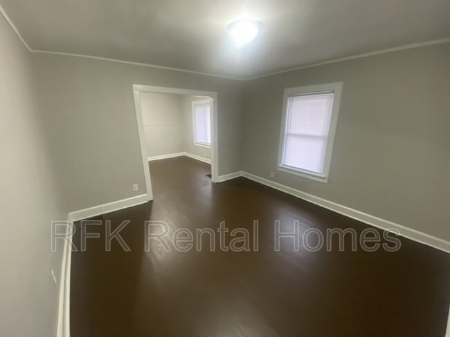 Building Photo - 527 N Bradley Ave