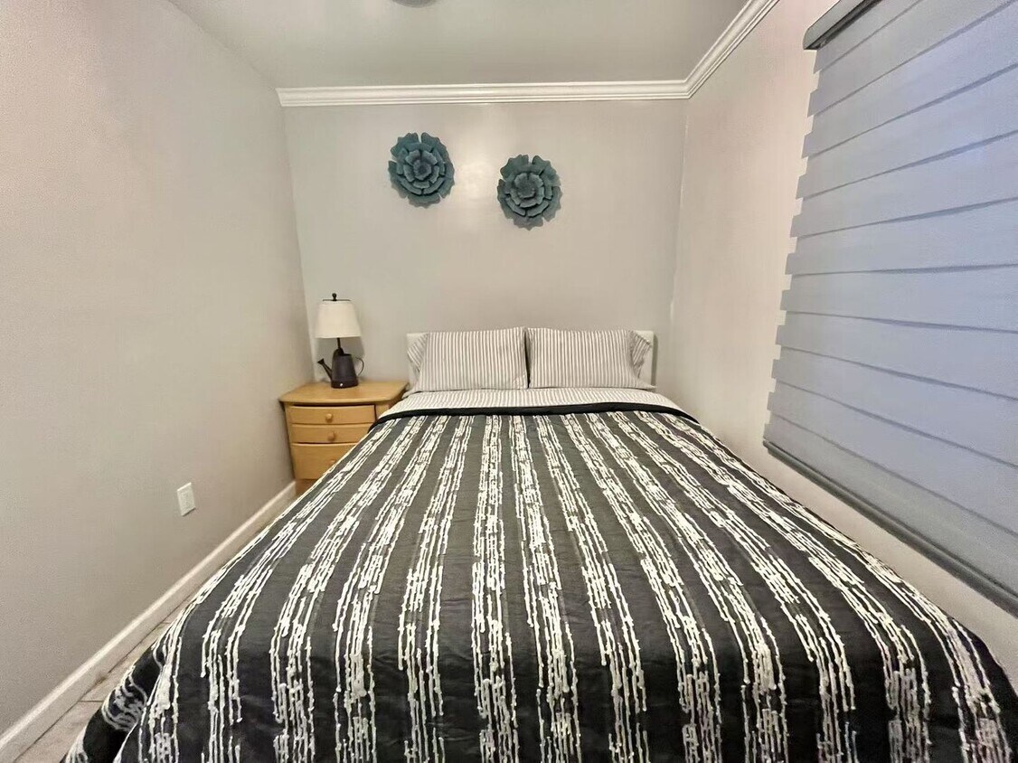 Foto principal - Spacious Spanish-Style Room in Prime LA Lo...