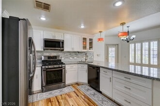 Building Photo - 3400 Cabana Dr