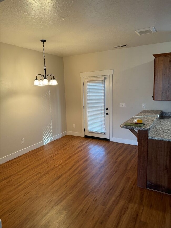 Building Photo - Spacious Townhome for rent in Rexburg