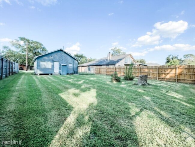 Building Photo - 3 br, 1.5 bath House - 323 N 6th St