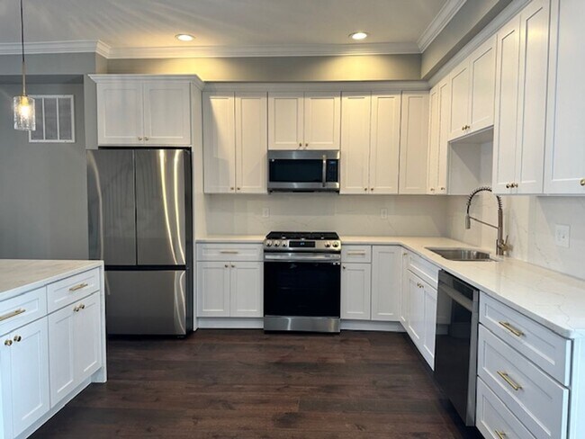 Building Photo - 4 Bedroom 3.5 Bath 3508 Holmes Ave 21217