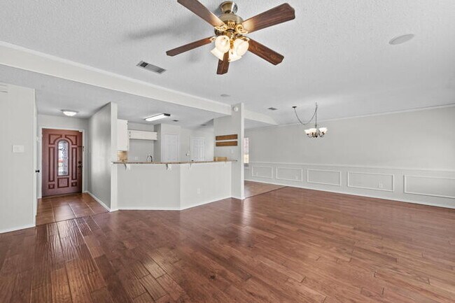 Building Photo - 3 Bedroom 2 Bathroom Home in Benbrook!
