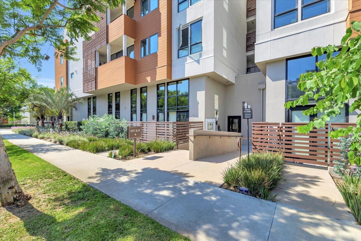 Foto principal - 6030 S Seabluff Dr